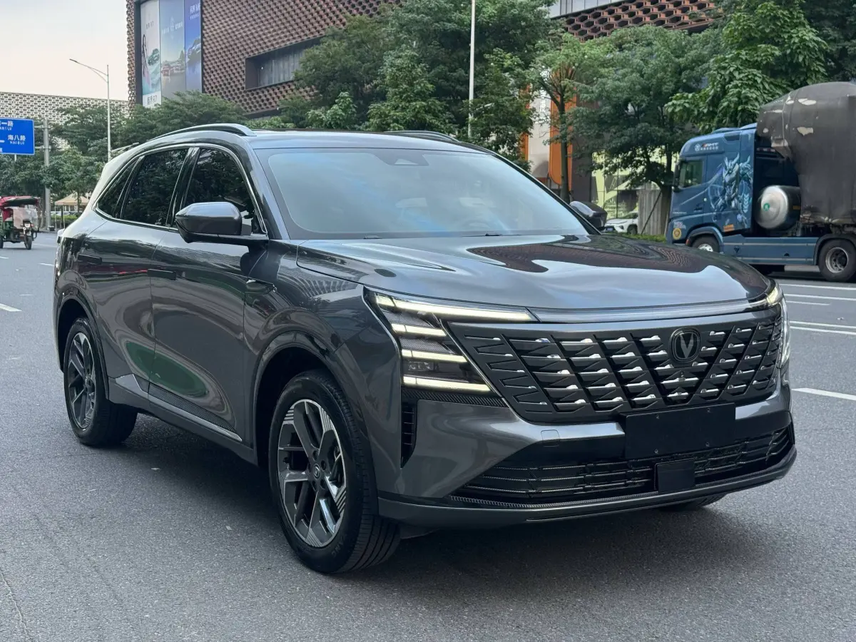Changan CS75plus, New Blue Whale 1.5T Smart Premium Edition. view 3
