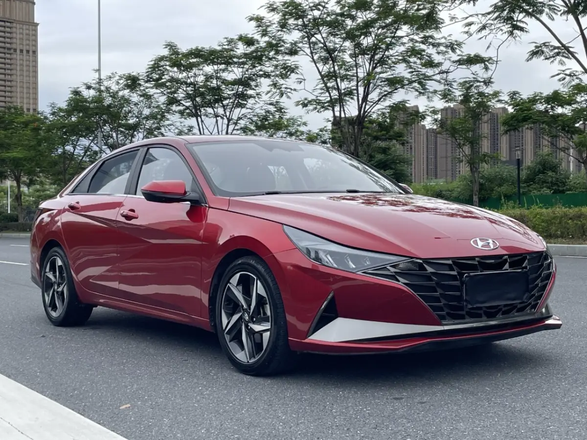 Hyundai Elantra 1.5L CVT LUX Premium Edition view 3