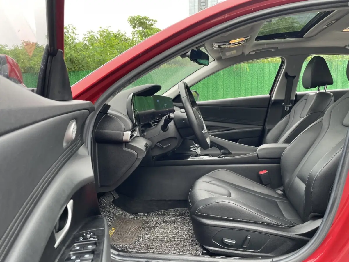 Hyundai Elantra 1.5L CVT LUX Premium Edition view 4