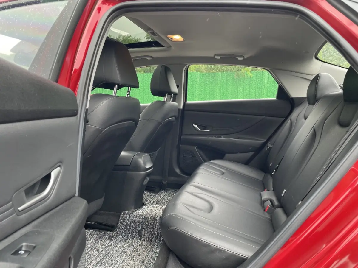Hyundai Elantra 1.5L CVT LUX Premium Edition view 5