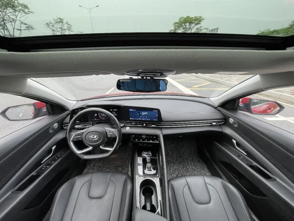 Hyundai Elantra 1.5L CVT LUX Premium Edition view 6