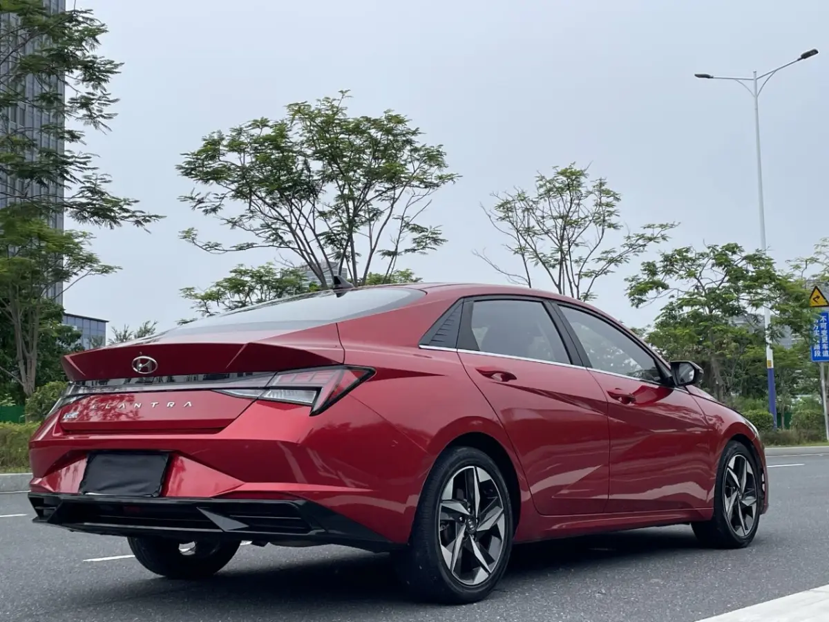 Hyundai Elantra 1.5L CVT LUX Premium Edition view 7