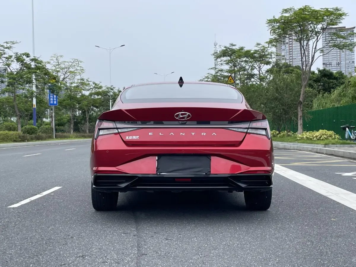 Hyundai Elantra 1.5L CVT LUX Premium Edition view 8