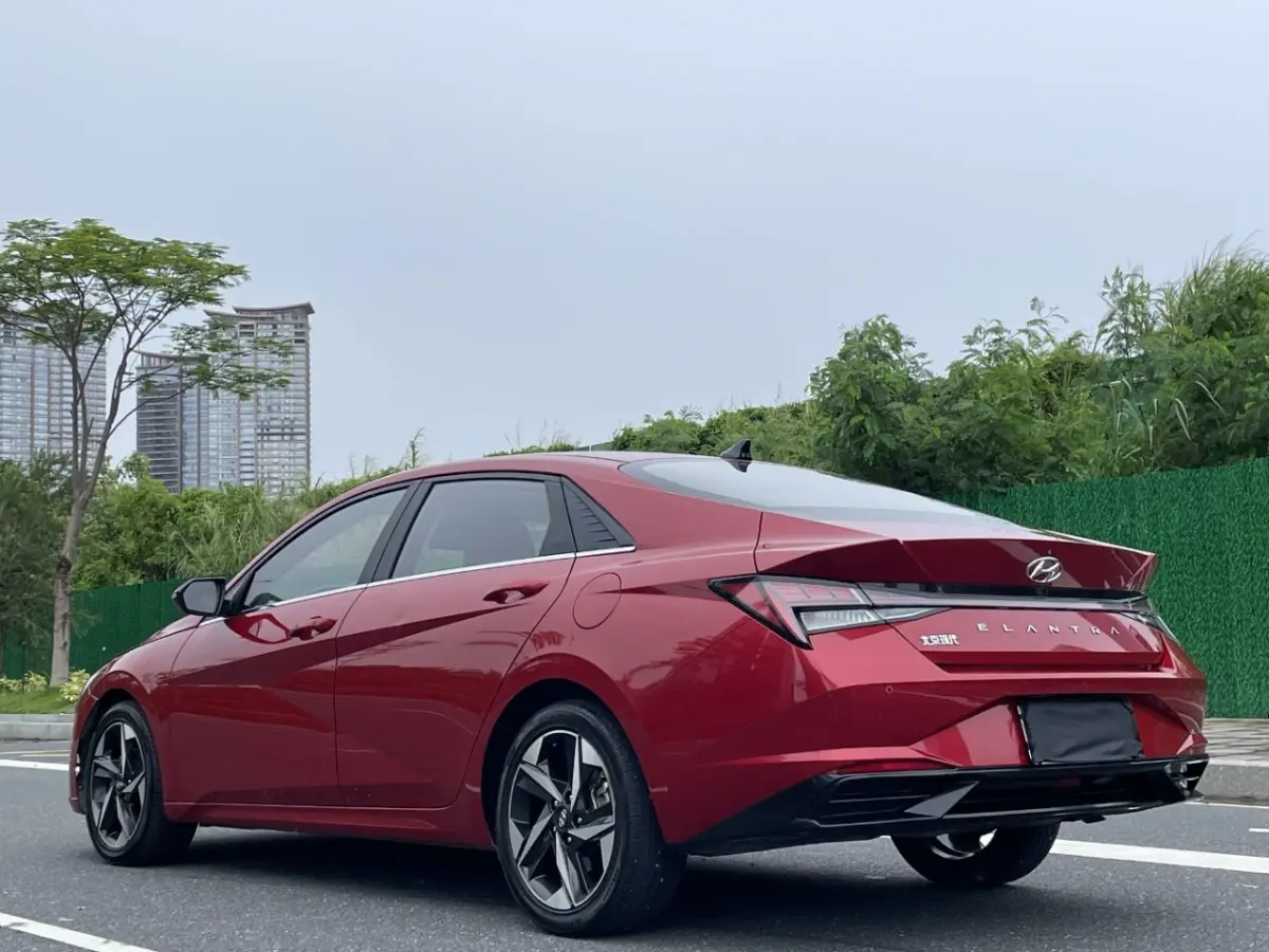 Hyundai Elantra 1.5L CVT LUX Premium Edition view 9