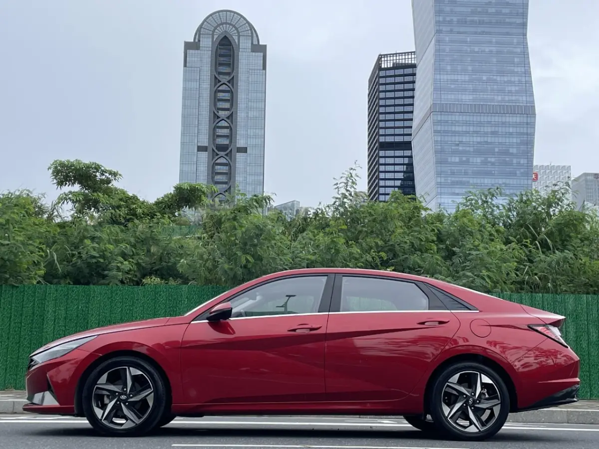 Hyundai Elantra 1.5L CVT LUX Premium Edition view 10