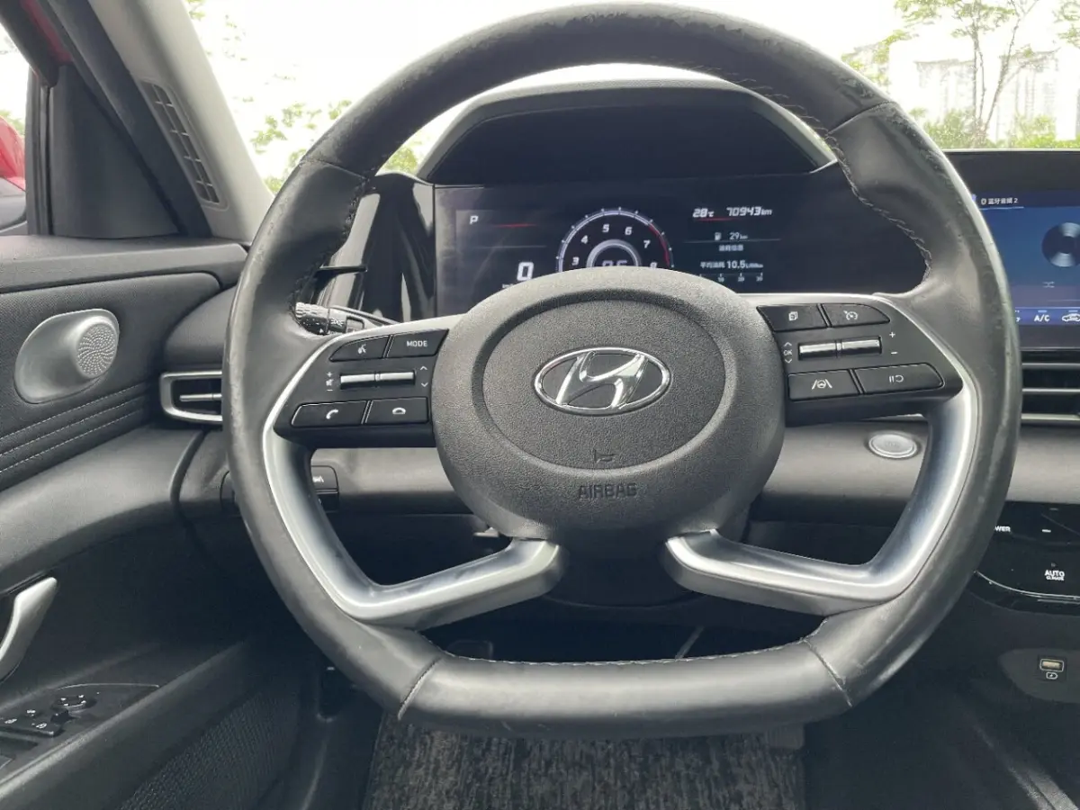 Hyundai Elantra 1.5L CVT LUX Premium Edition view 11