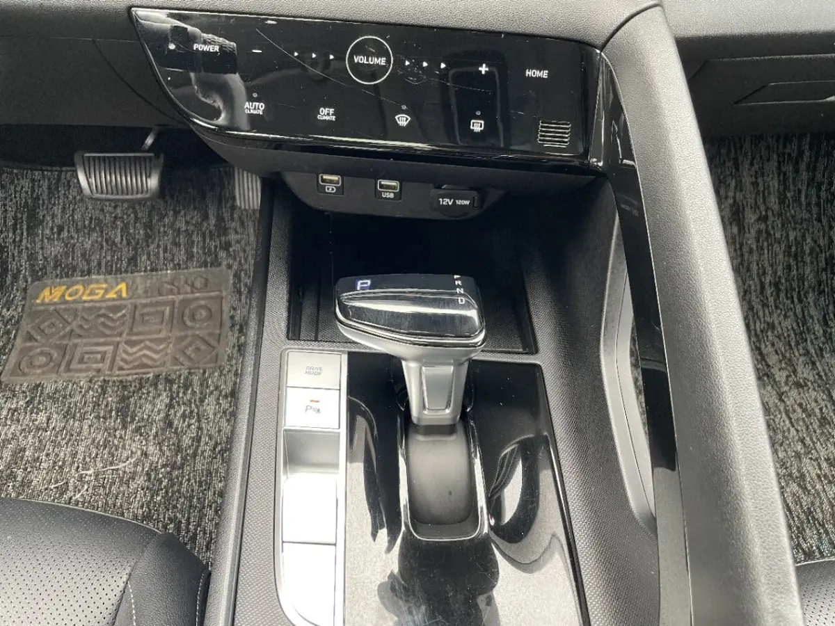 Hyundai Elantra 1.5L CVT LUX Premium Edition view 12