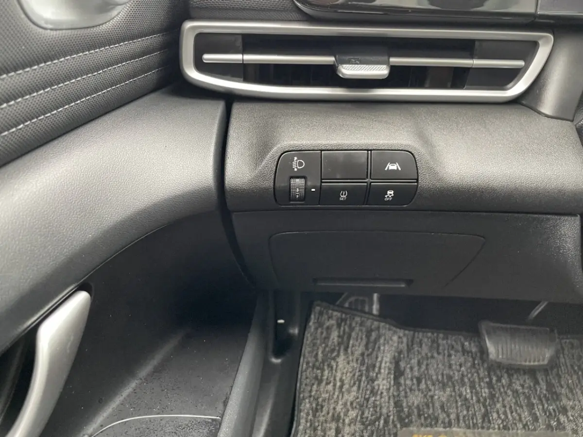 Hyundai Elantra 1.5L CVT LUX Premium Edition view 14