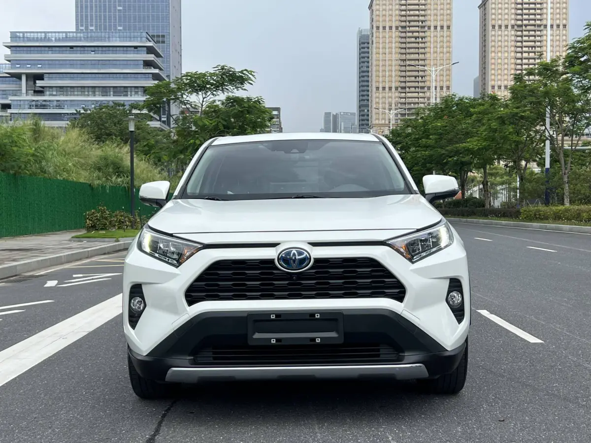Toyota RAV4 Hybrid 2.5L E-CVT AWD Flagship view 2