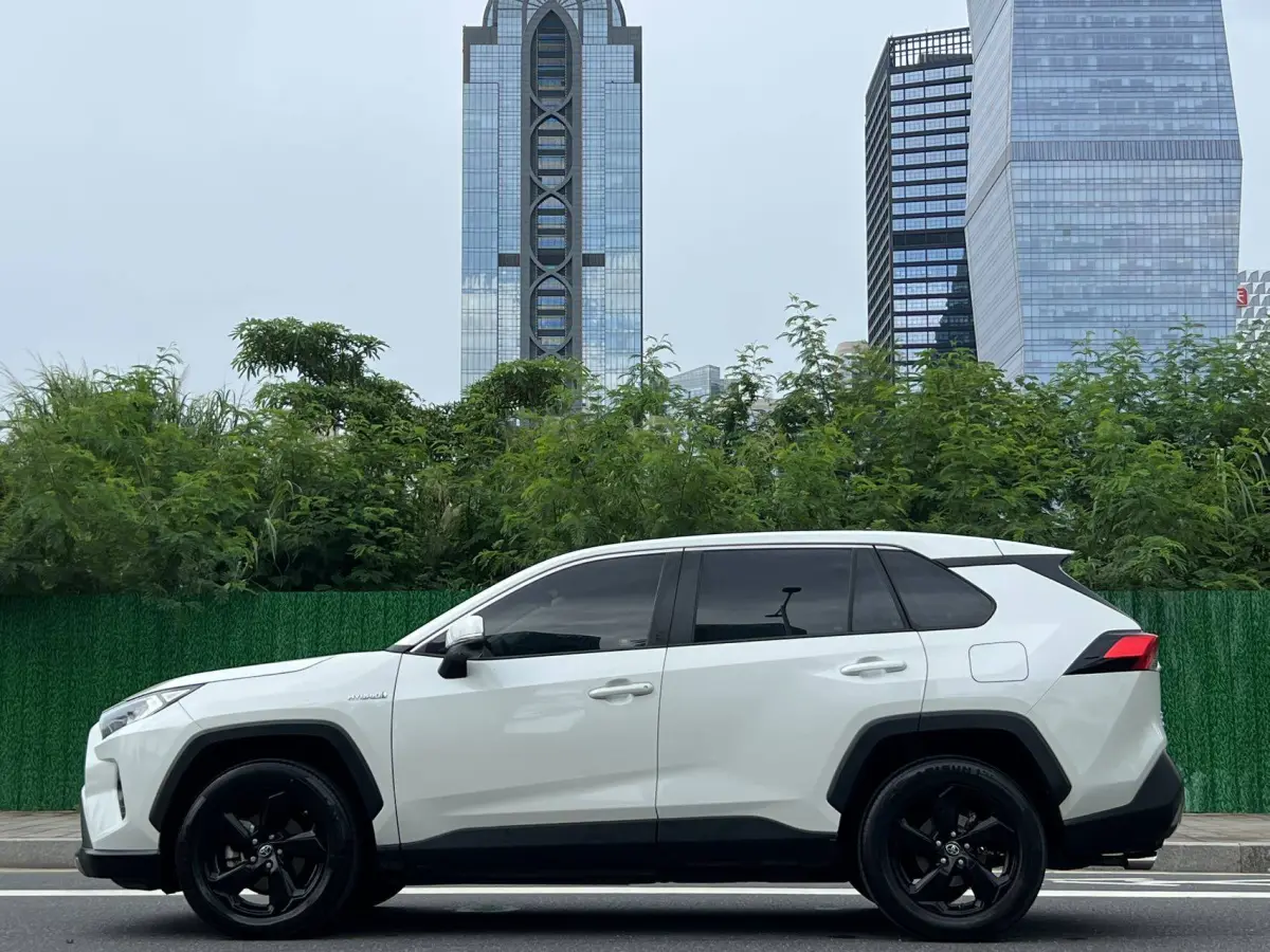 Toyota RAV4 Hybrid 2.5L E-CVT AWD Flagship view 4