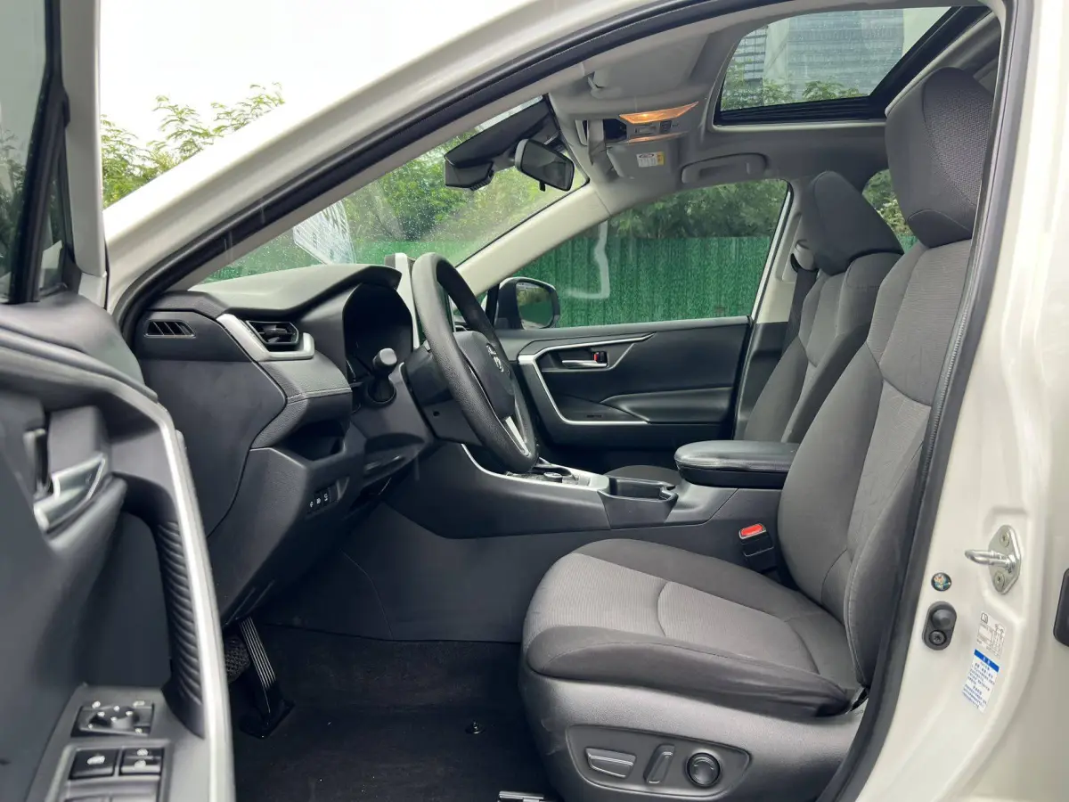 Toyota RAV4 Hybrid 2.5L E-CVT AWD Flagship view 8