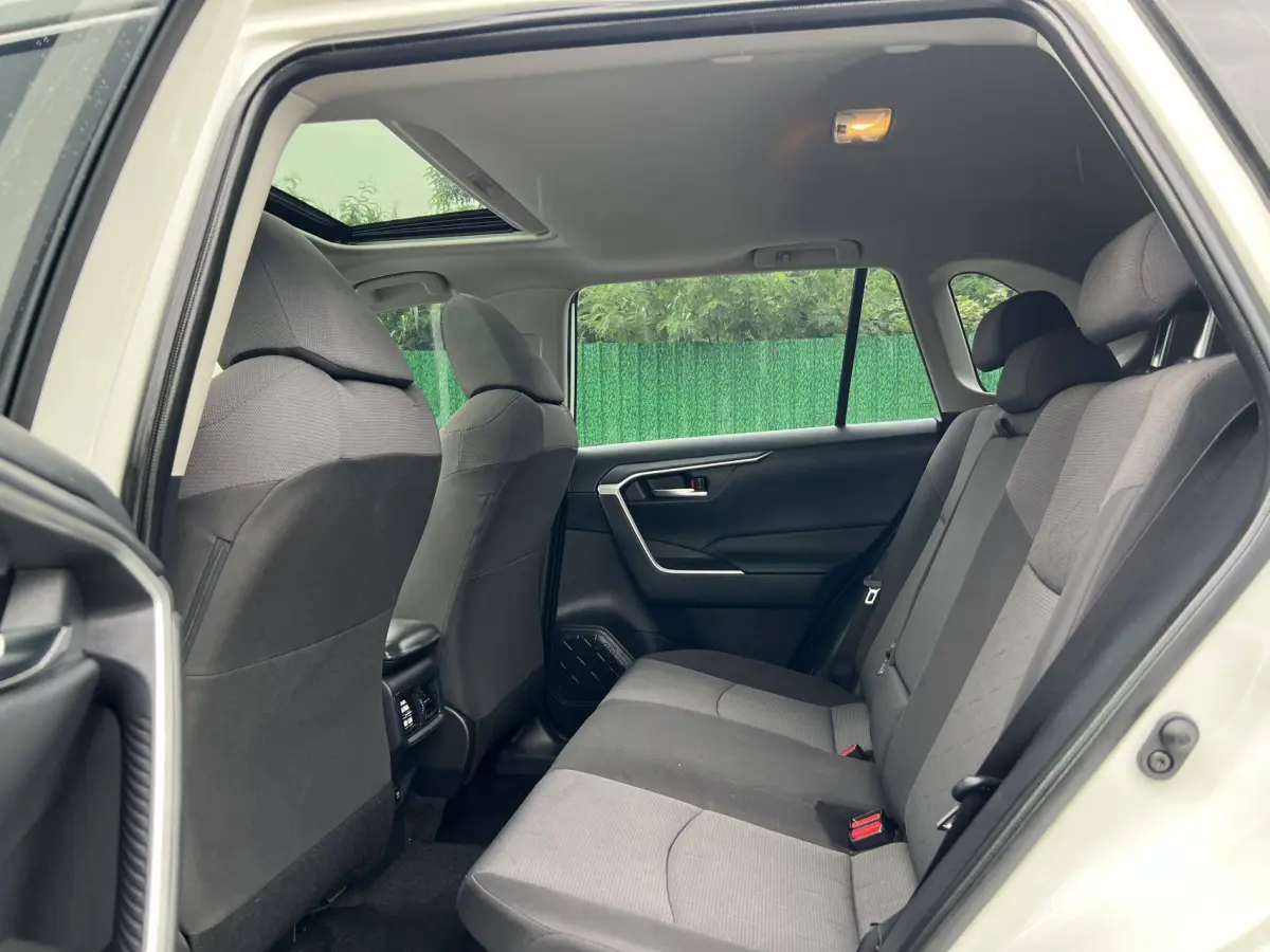 Toyota RAV4 Hybrid 2.5L E-CVT AWD Flagship view 9