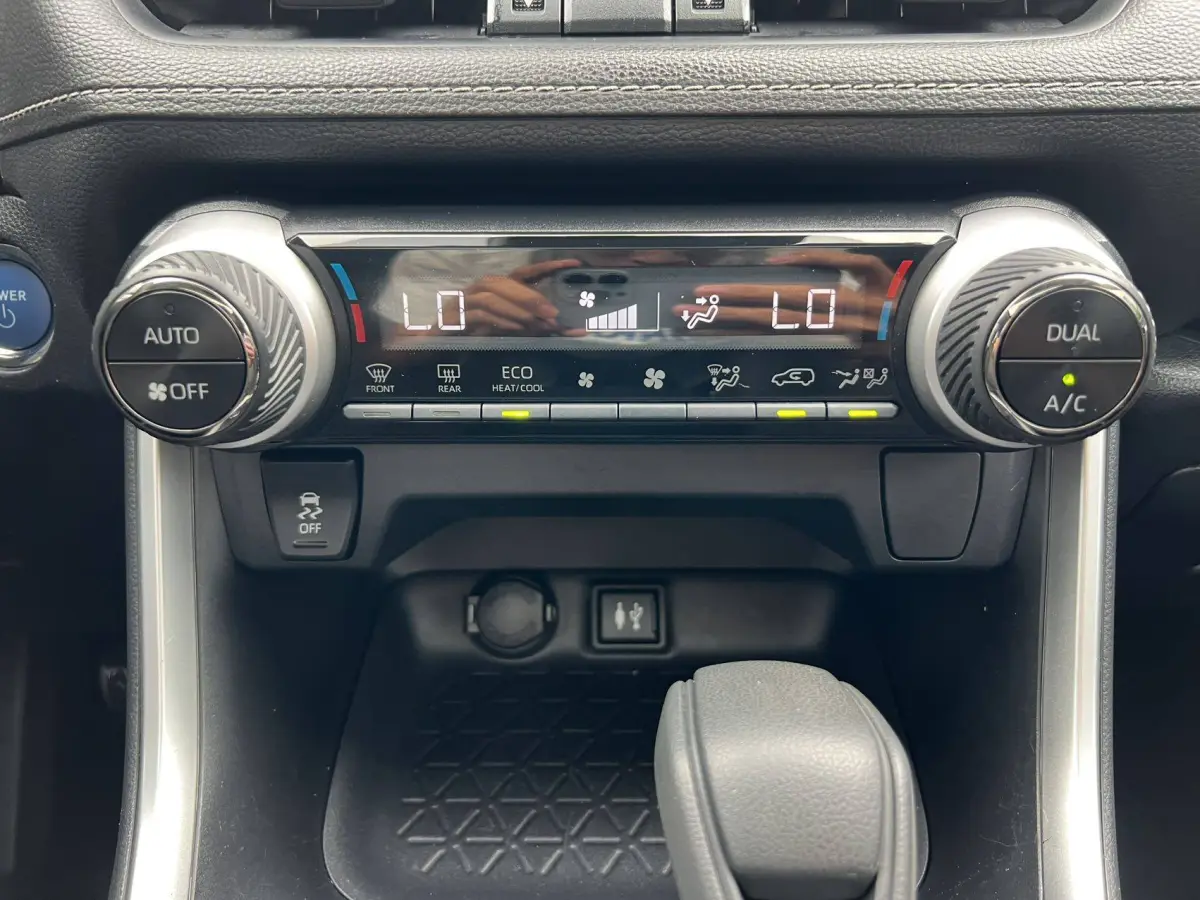 Toyota RAV4 Hybrid 2.5L E-CVT AWD Flagship view 12