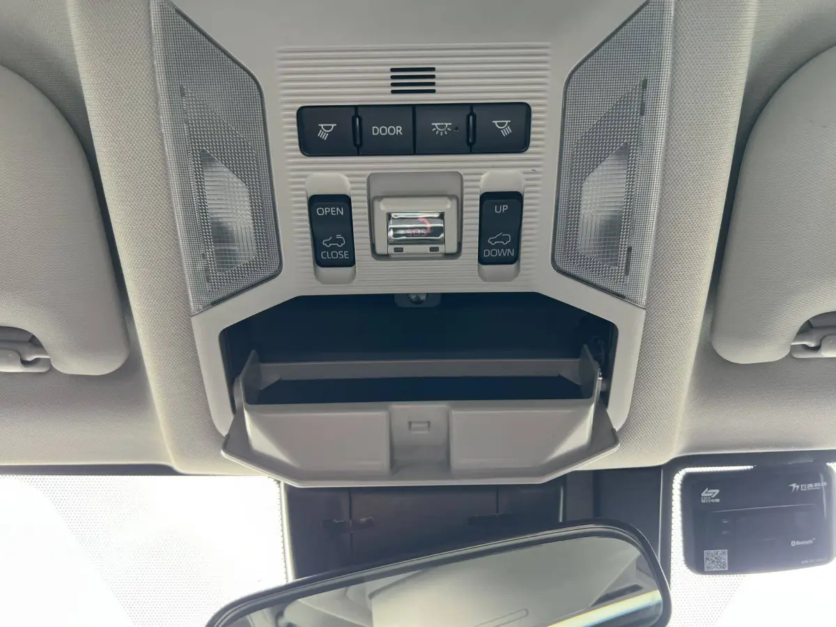 Toyota RAV4 Hybrid 2.5L E-CVT AWD Flagship view 19
