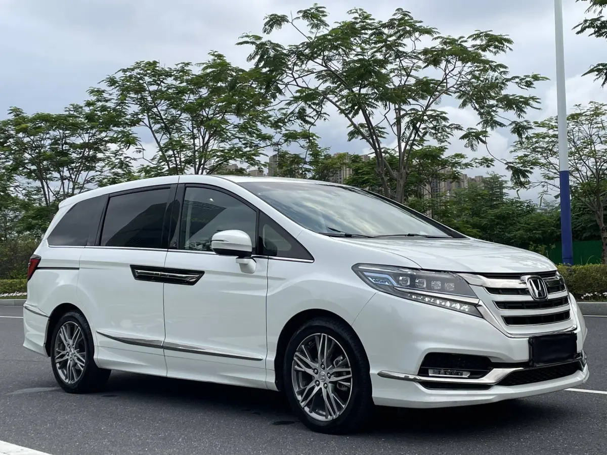 Honda Elysion 2.0L Hybrid Comfort view 3