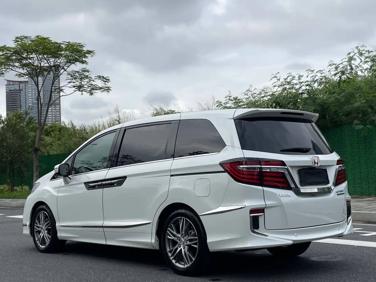 Honda Elysion 2.0L Hybrid Comfort view 4