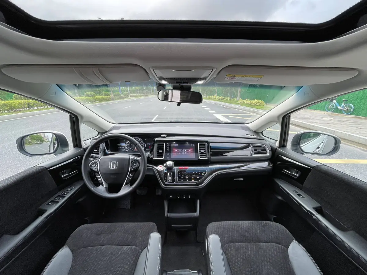 Honda Elysion 2.0L Hybrid Comfort view 10