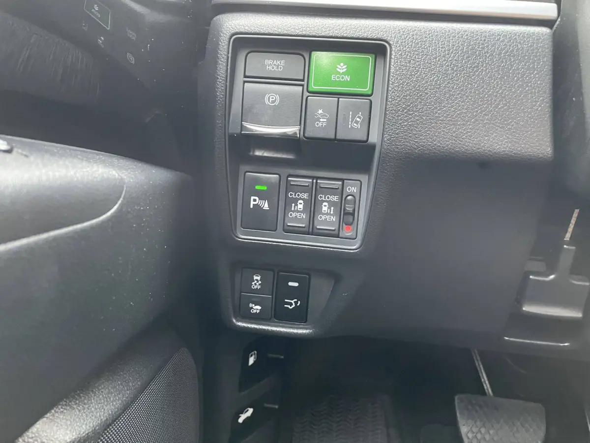 Honda Elysion 2.0L Hybrid Comfort view 13