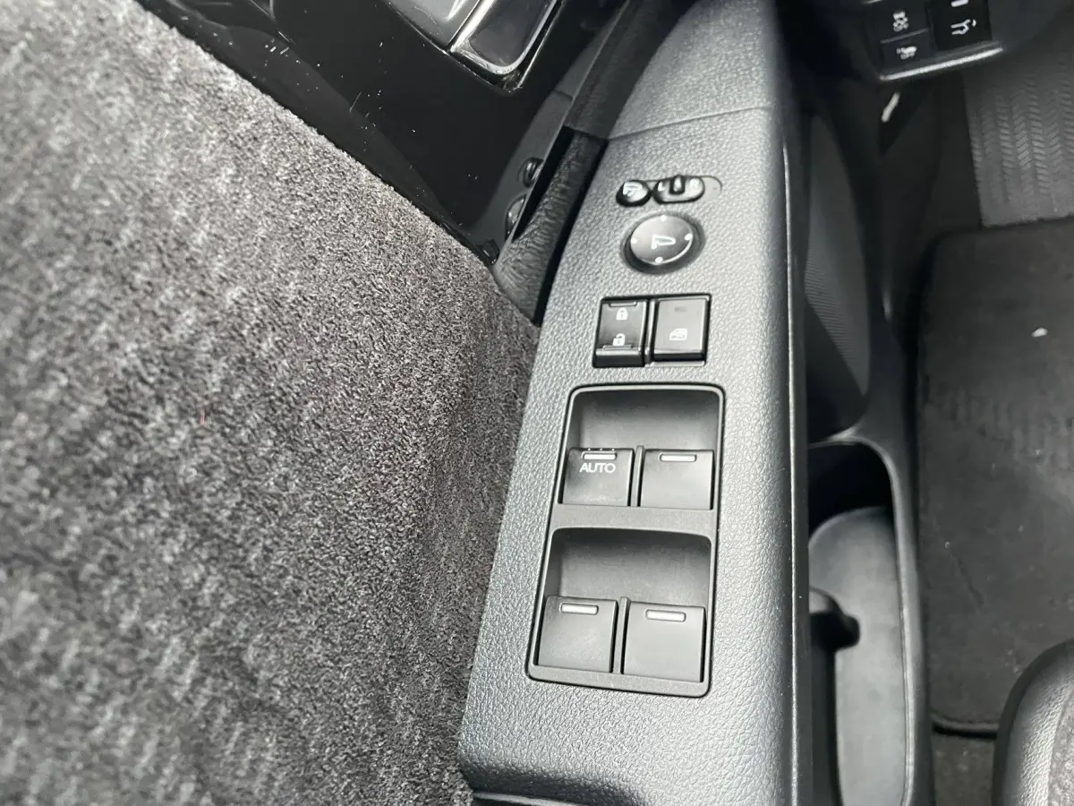 Honda Elysion 2.0L Hybrid Comfort view 16