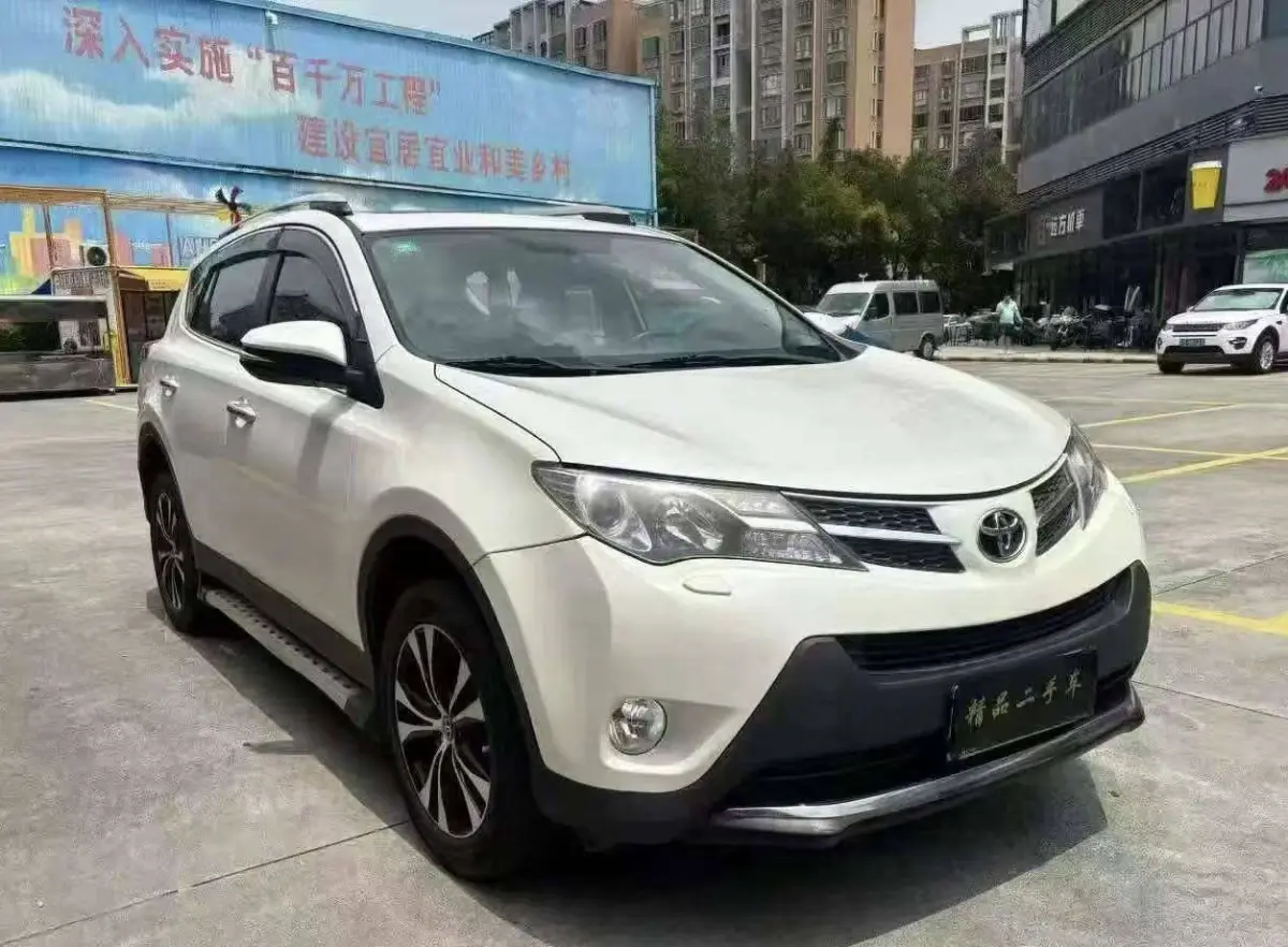 Toyota RAV4 2.5L AWD Luxury Edition main view