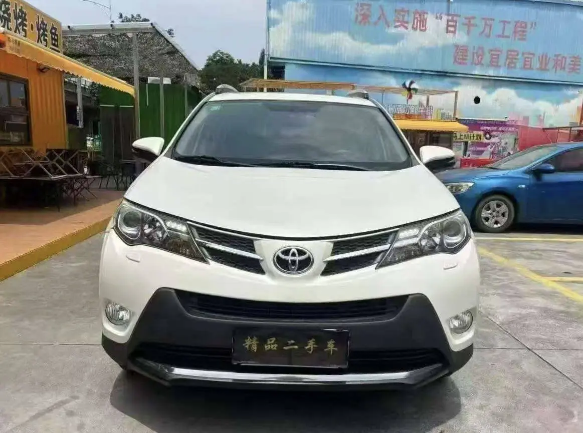 Toyota RAV4 2.5L AWD Luxury Edition view 2