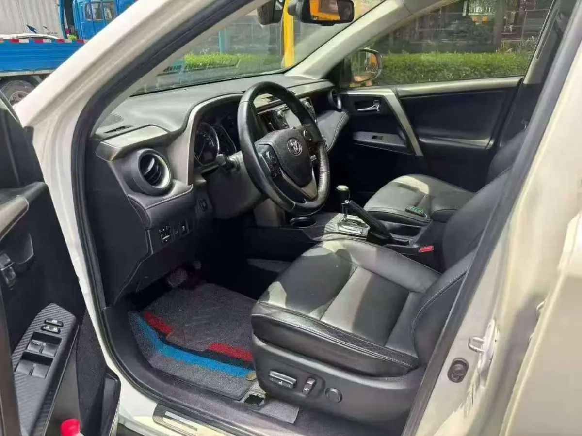 Toyota RAV4 2.5L AWD Luxury Edition view 3