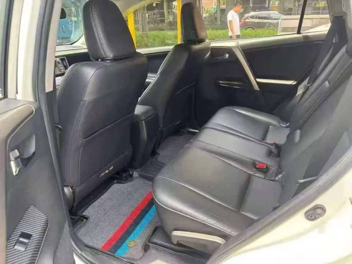 Toyota RAV4 2.5L AWD Luxury Edition view 4