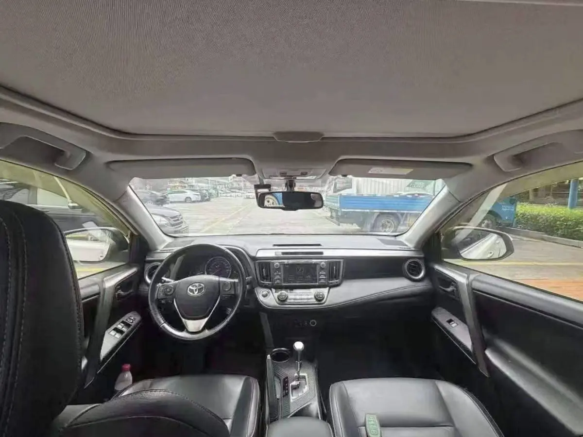 Toyota RAV4 2.5L AWD Luxury Edition view 5