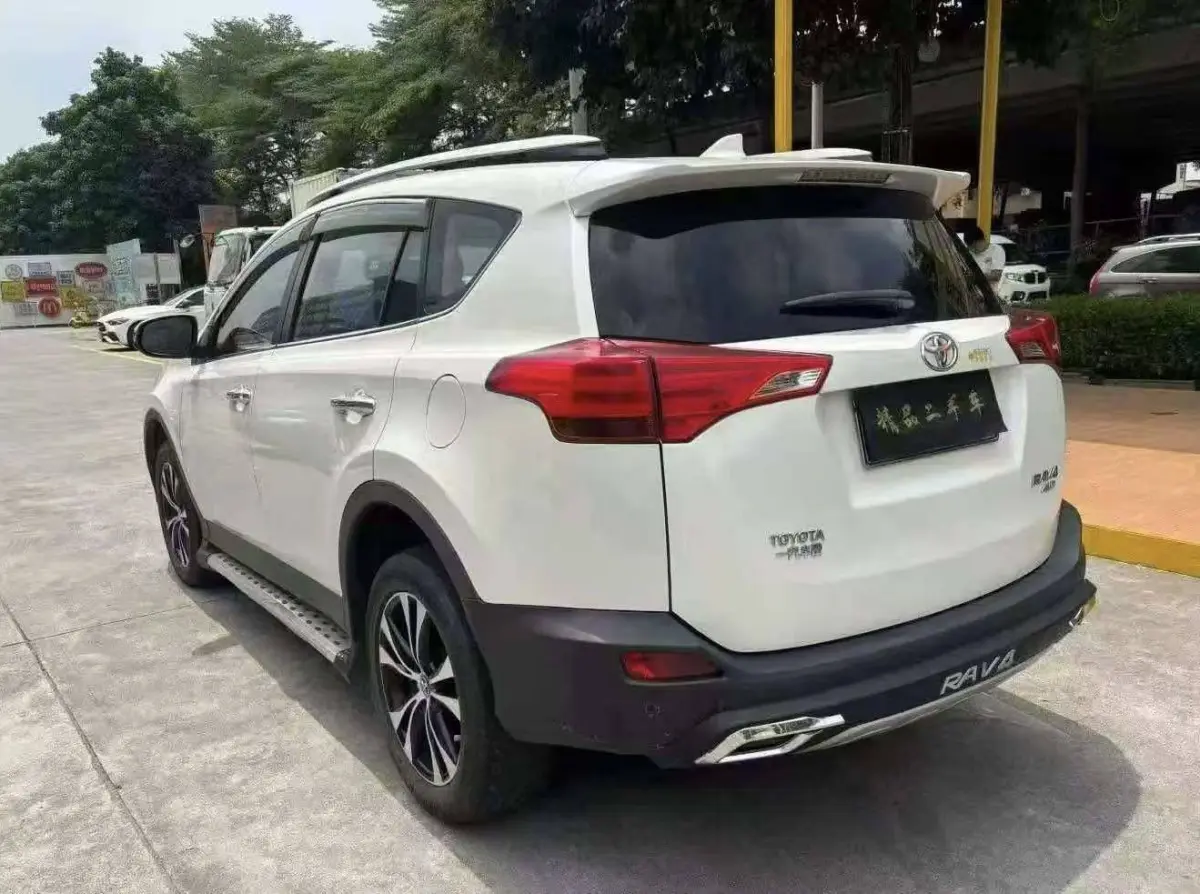 Toyota RAV4 2.5L AWD Luxury Edition view 6