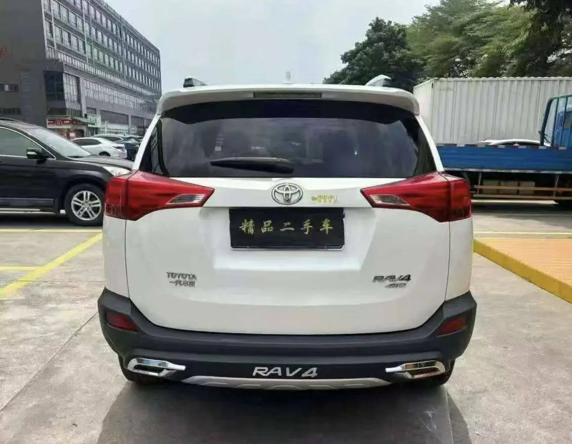 Toyota RAV4 2.5L AWD Luxury Edition view 7