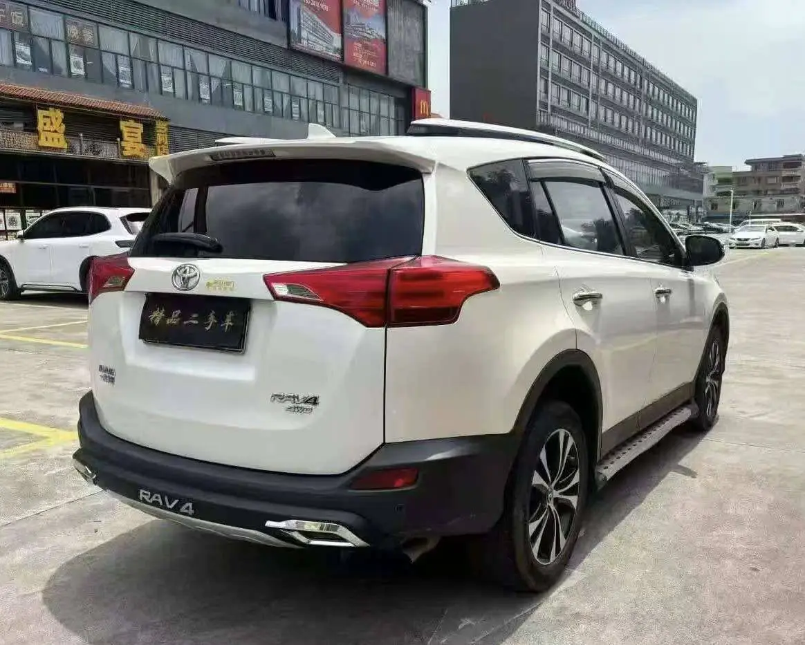 Toyota RAV4 2.5L AWD Luxury Edition view 8