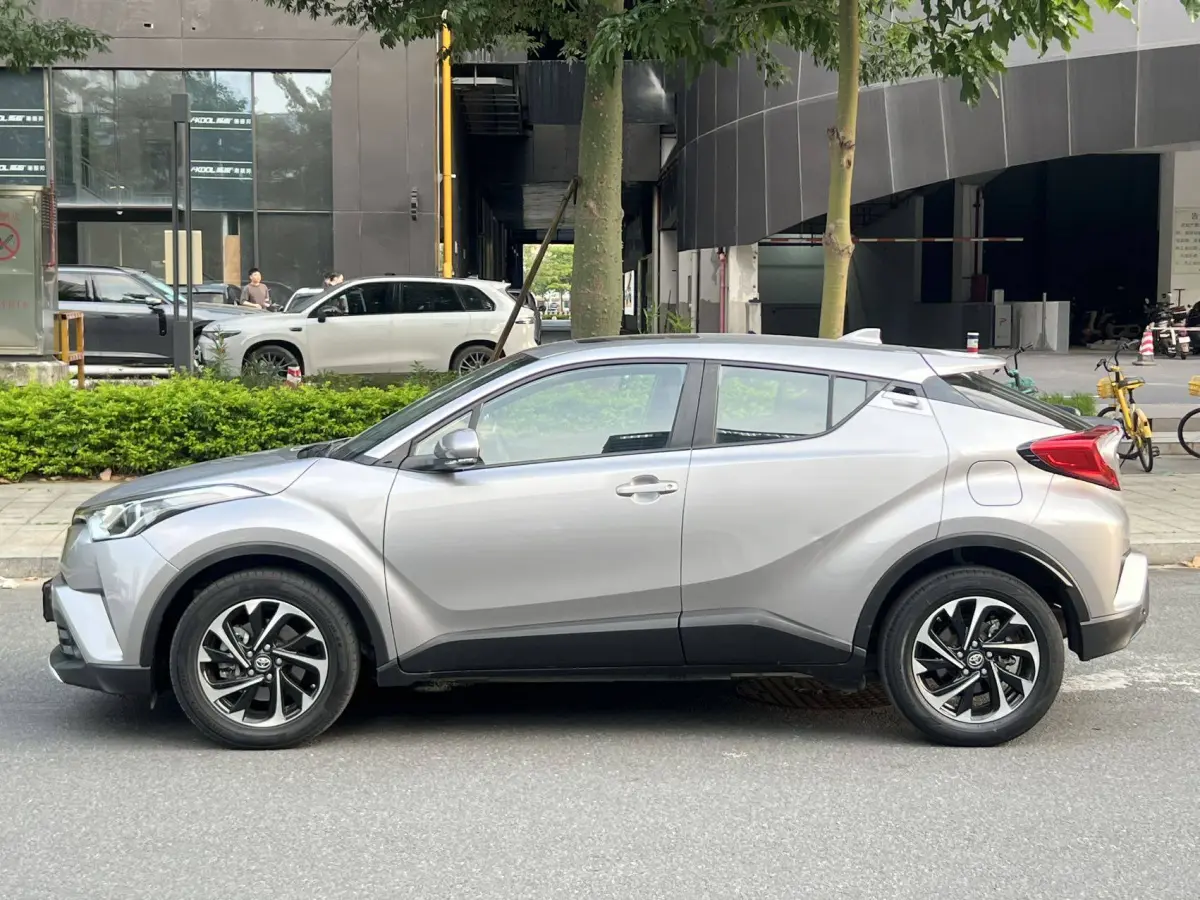2021 Toyota C-HR 2.0L Dynamic Sport Edition view 4