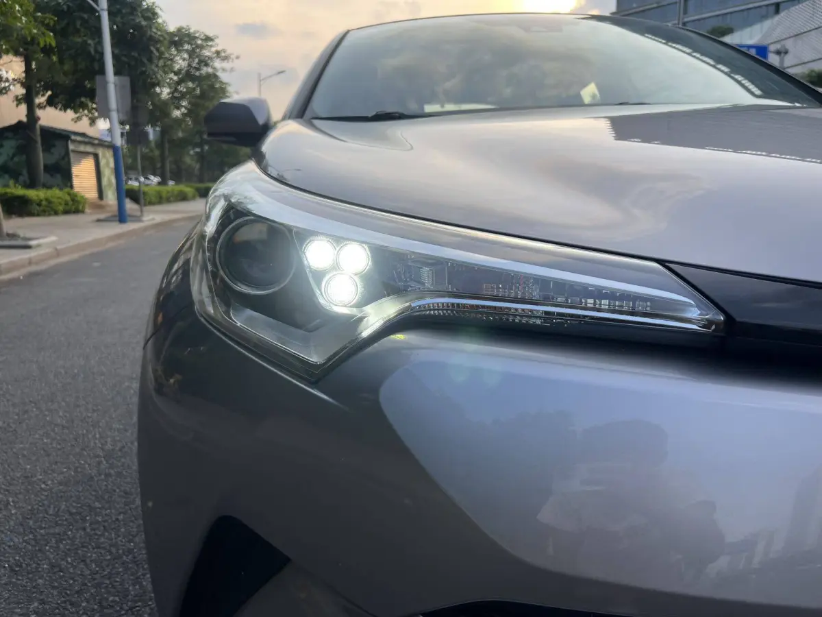 2021 Toyota C-HR 2.0L Dynamic Sport Edition view 9