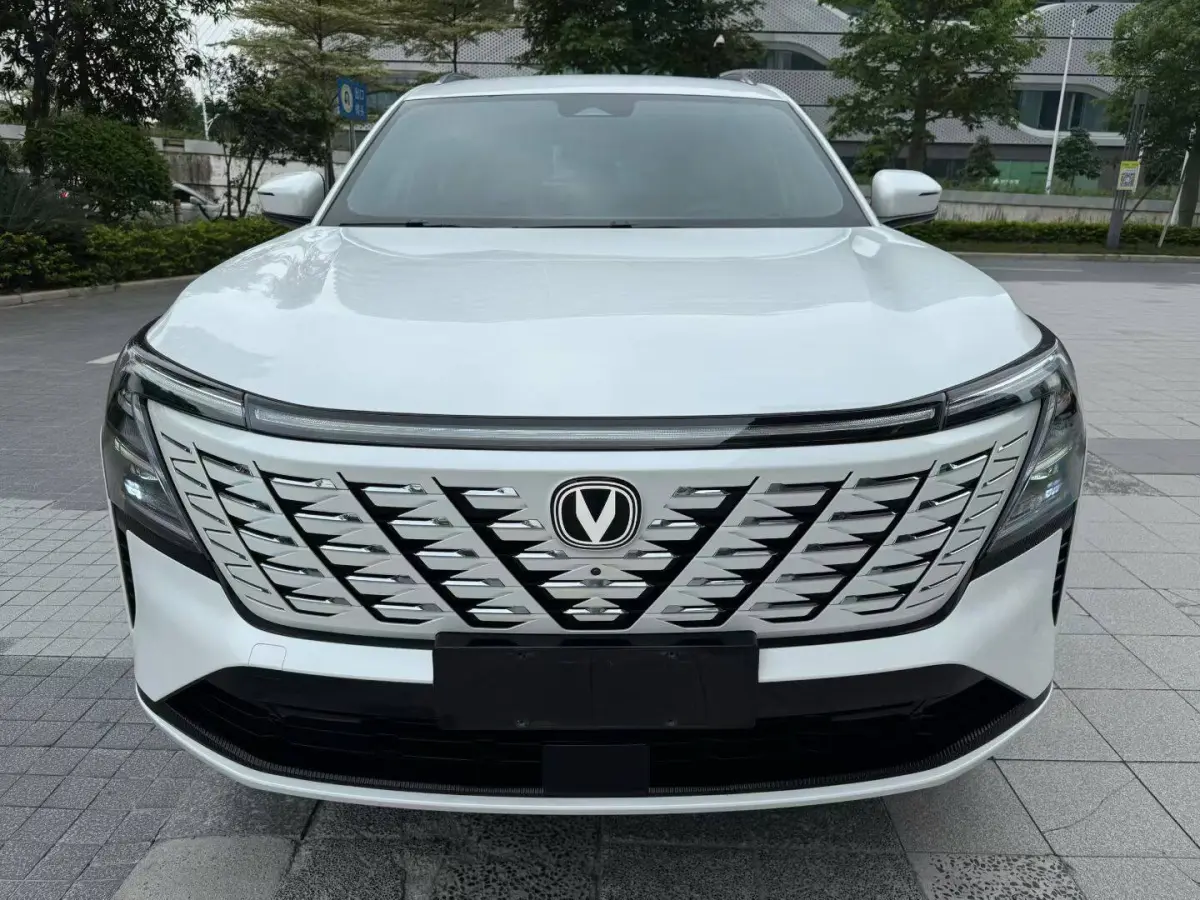 Changan CS75plus, New Blue Whale 1.5T Smart Premium Edition. view 3