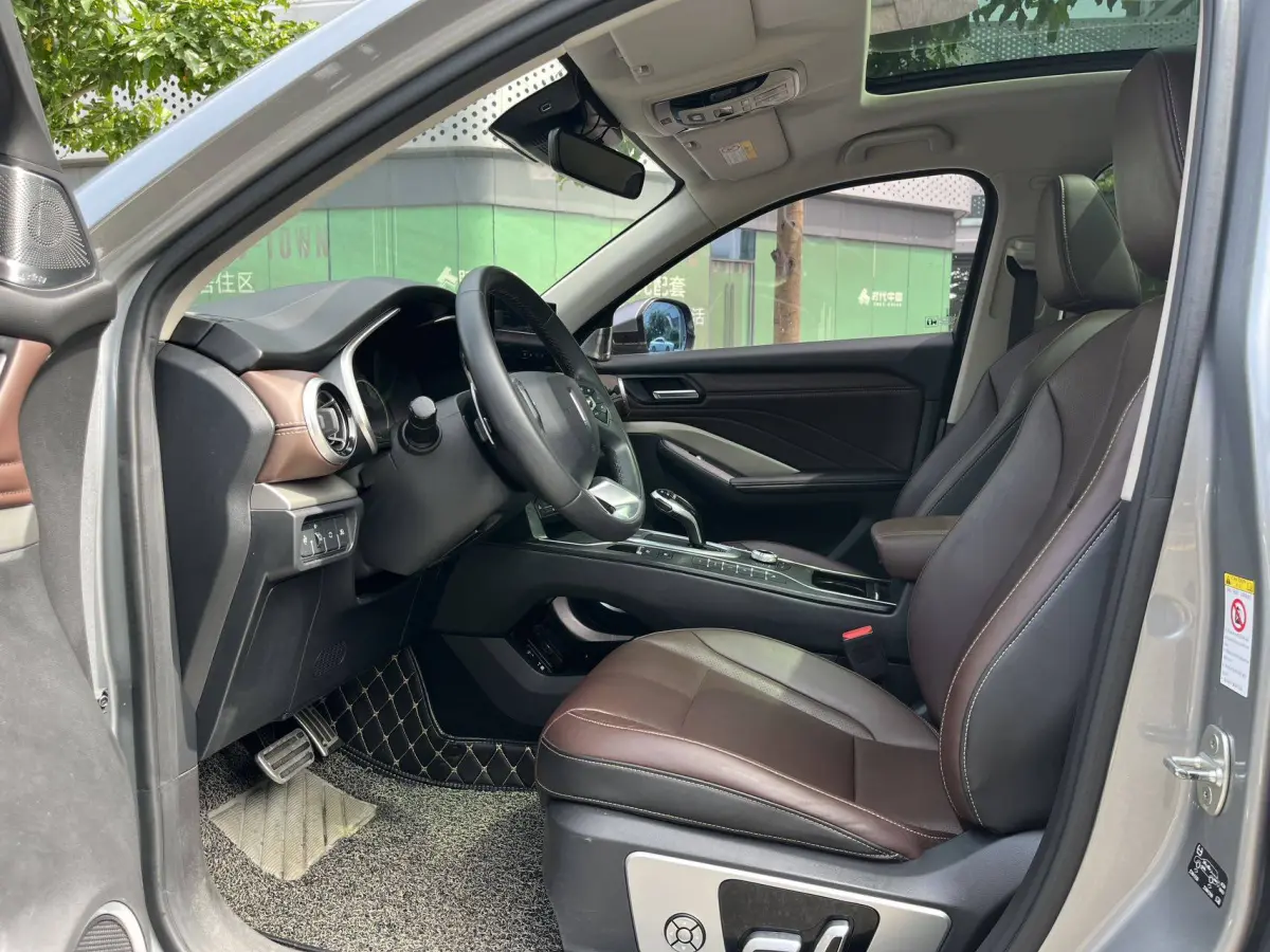 WEY VV6 2.0T Automatic Ultra Luxury Edition view 8