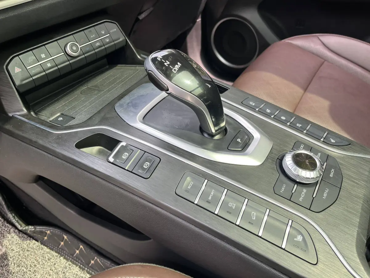 WEY VV6 2.0T Automatic Ultra Luxury Edition view 12