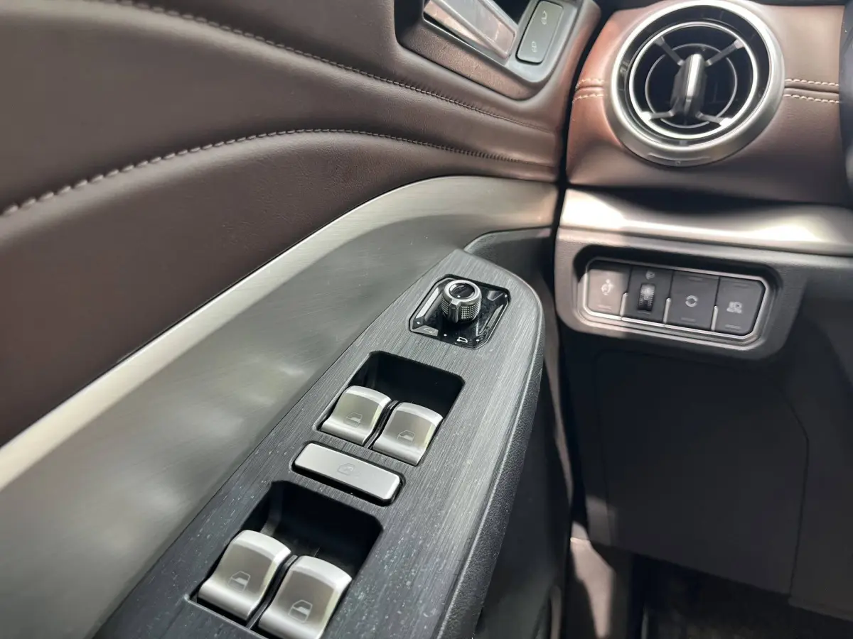 WEY VV6 2.0T Automatic Ultra Luxury Edition view 13