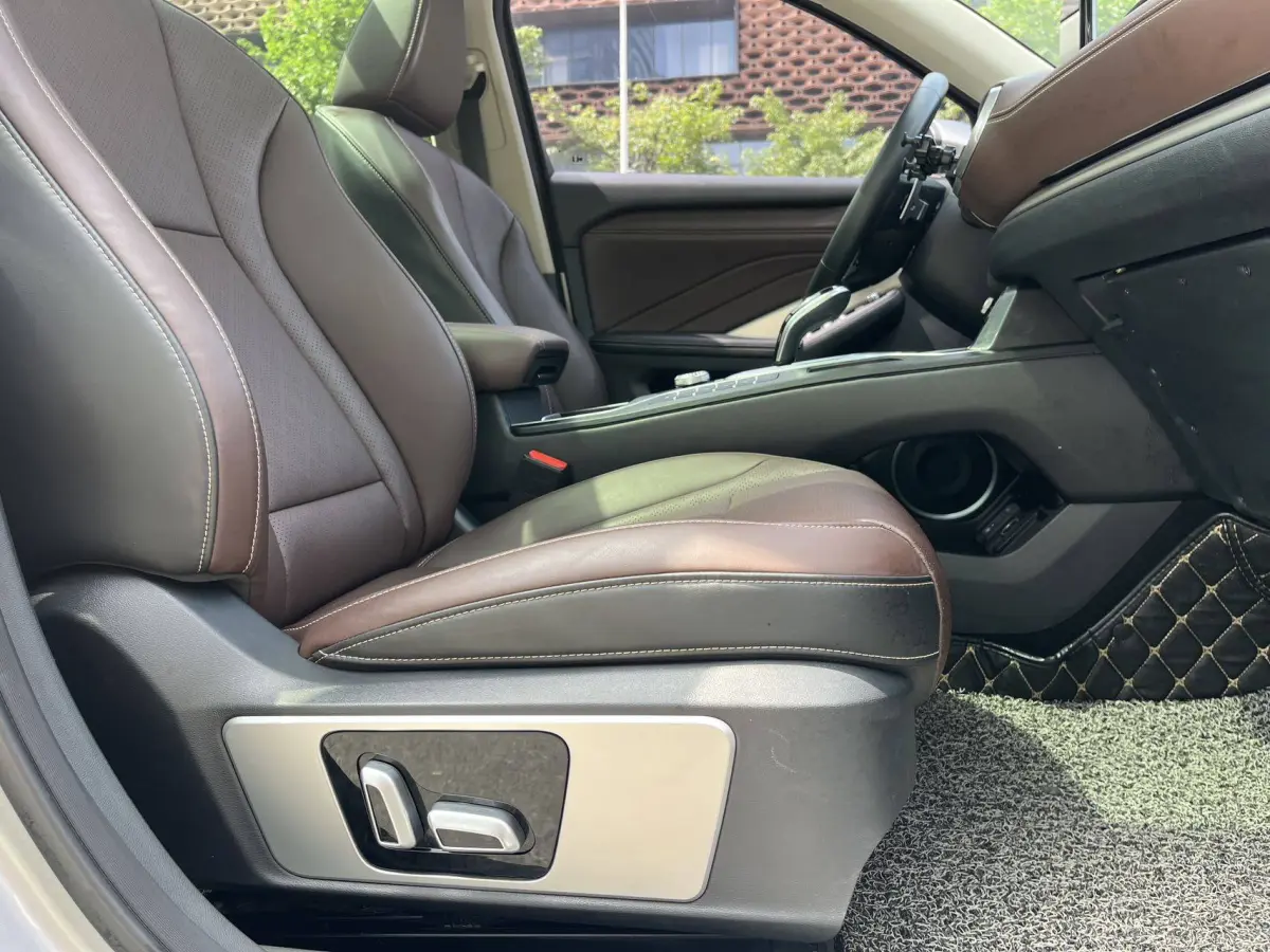 WEY VV6 2.0T Automatic Ultra Luxury Edition view 15