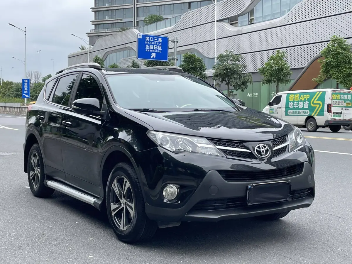 Toyota RAV4 2.0L CVT 2WD Fashion Edition view 2
