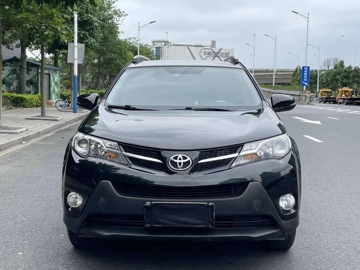 Toyota RAV4 2.0L CVT 2WD Fashion Edition view 3