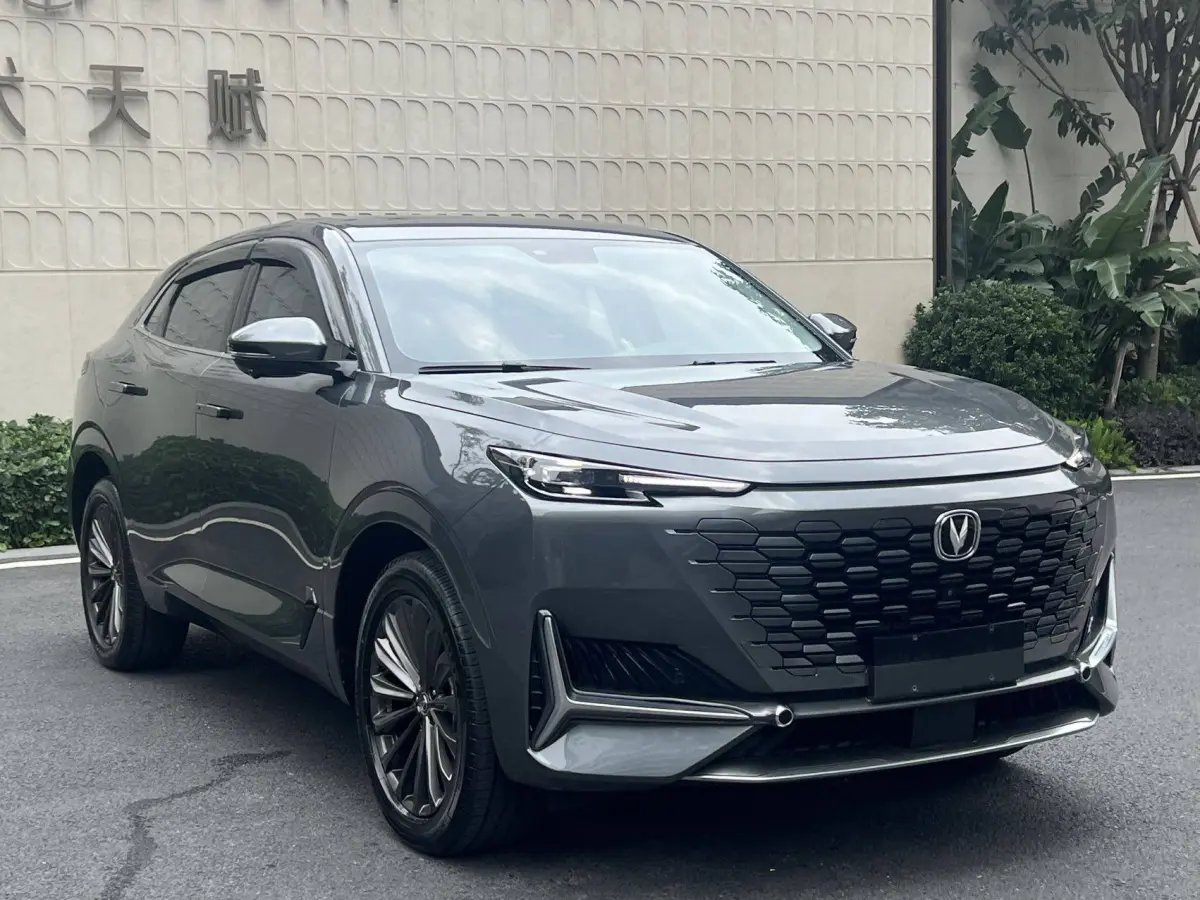 Changan UNI-K 2.0T AWD Premium Edition view 2