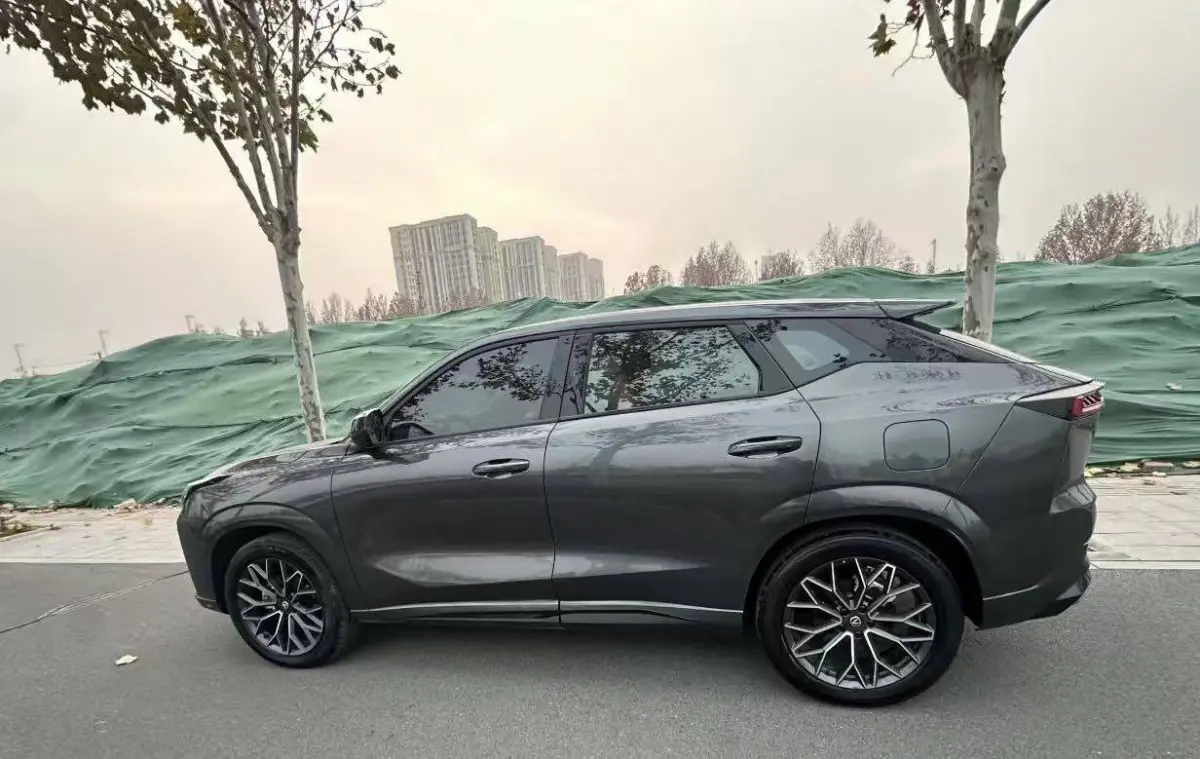 Changan UNI-Z iDD 1.5T Beyond Edition view 5