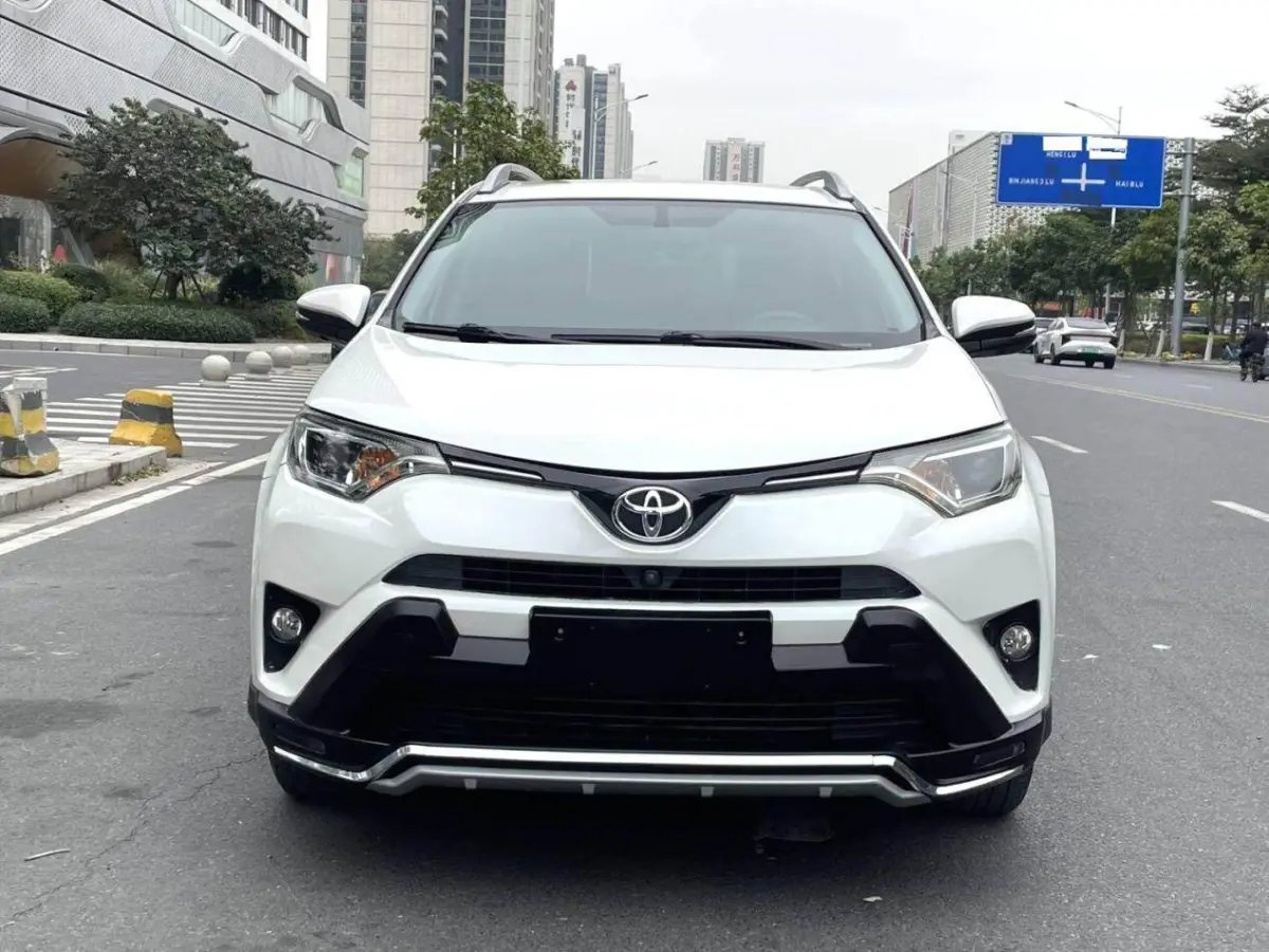 Toyota RAV4, 2.0L Fashion Edition. view 2