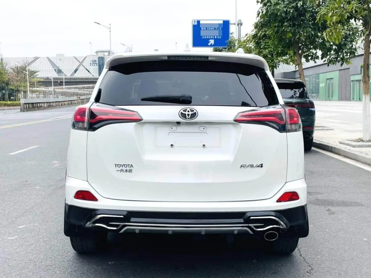 Toyota RAV4, 2.0L Fashion Edition. view 4