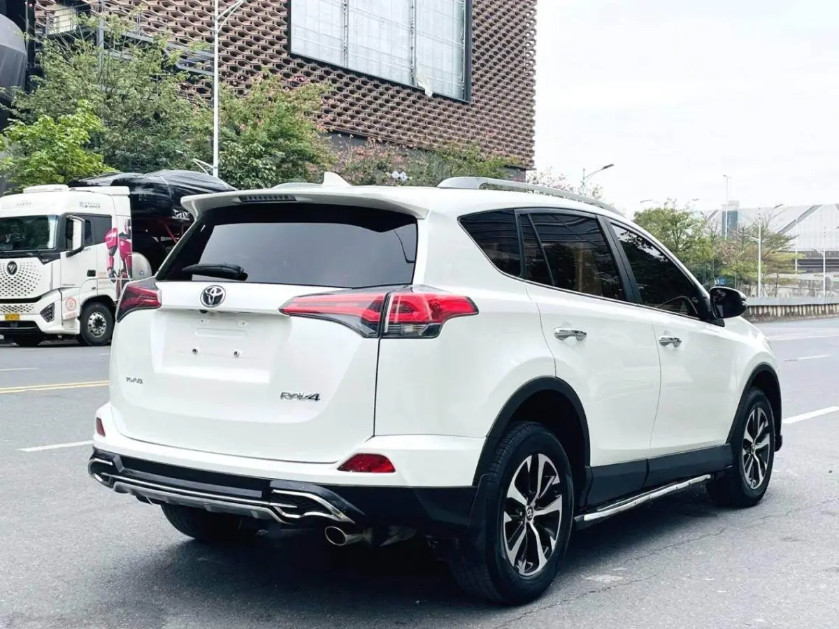 Toyota RAV4, 2.0L Fashion Edition. view 6