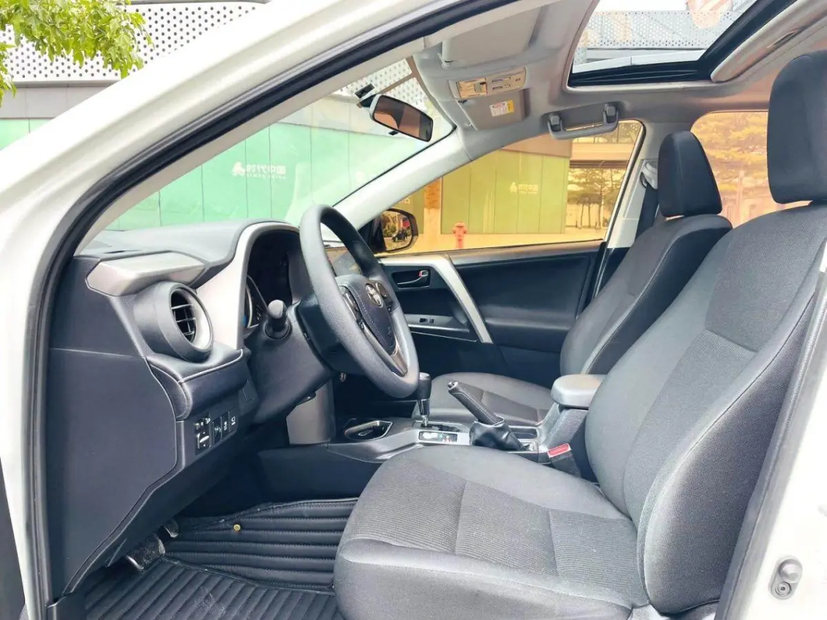 Toyota RAV4, 2.0L Fashion Edition. view 7