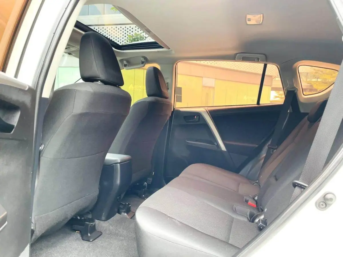 Toyota RAV4, 2.0L Fashion Edition. view 8