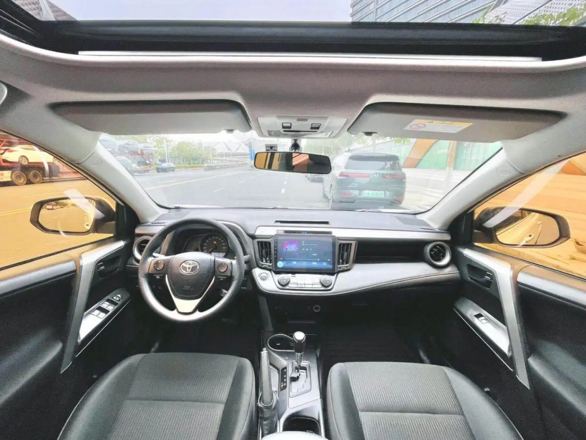 Toyota RAV4, 2.0L Fashion Edition. view 9