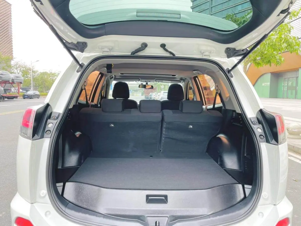 Toyota RAV4, 2.0L Fashion Edition. view 13