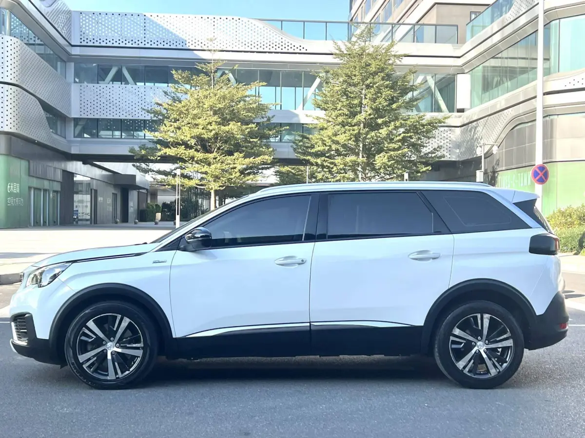 Peugeot 5008 350THP Elite 7-Seater view 3